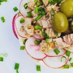 Sluoksniuotų tuno salotų receptas