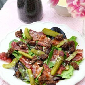 Salotos su kepta šonine ir agurkais