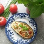 Sūriu ir pomidorais įdarytas baklažanas