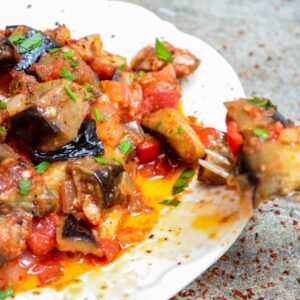 Kepti baklažanai su vištiena ir pomidorų padažu