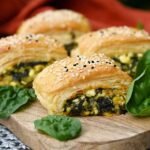 Sluoksniuotos tešlos bandelės su feta ir špinatais