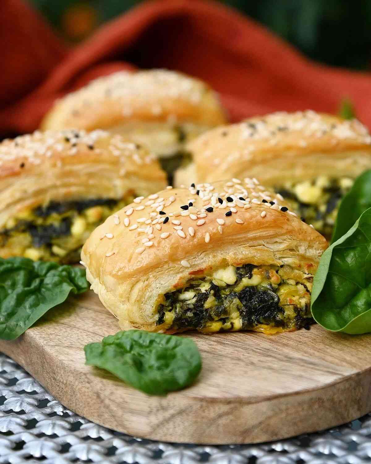 Sluoksniuotos tešlos bandelės su feta ir špinatais