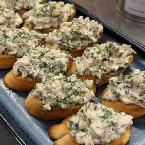 Paruoštos brusketos su baklažanais ir grybais