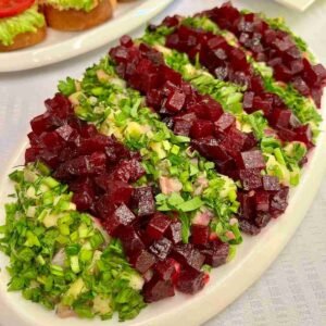 Paruoštos burokėlių ir silkės salotos