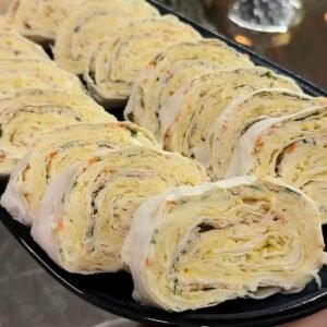 Paruošti lavašo suktinukai su krabų lazdelėmis