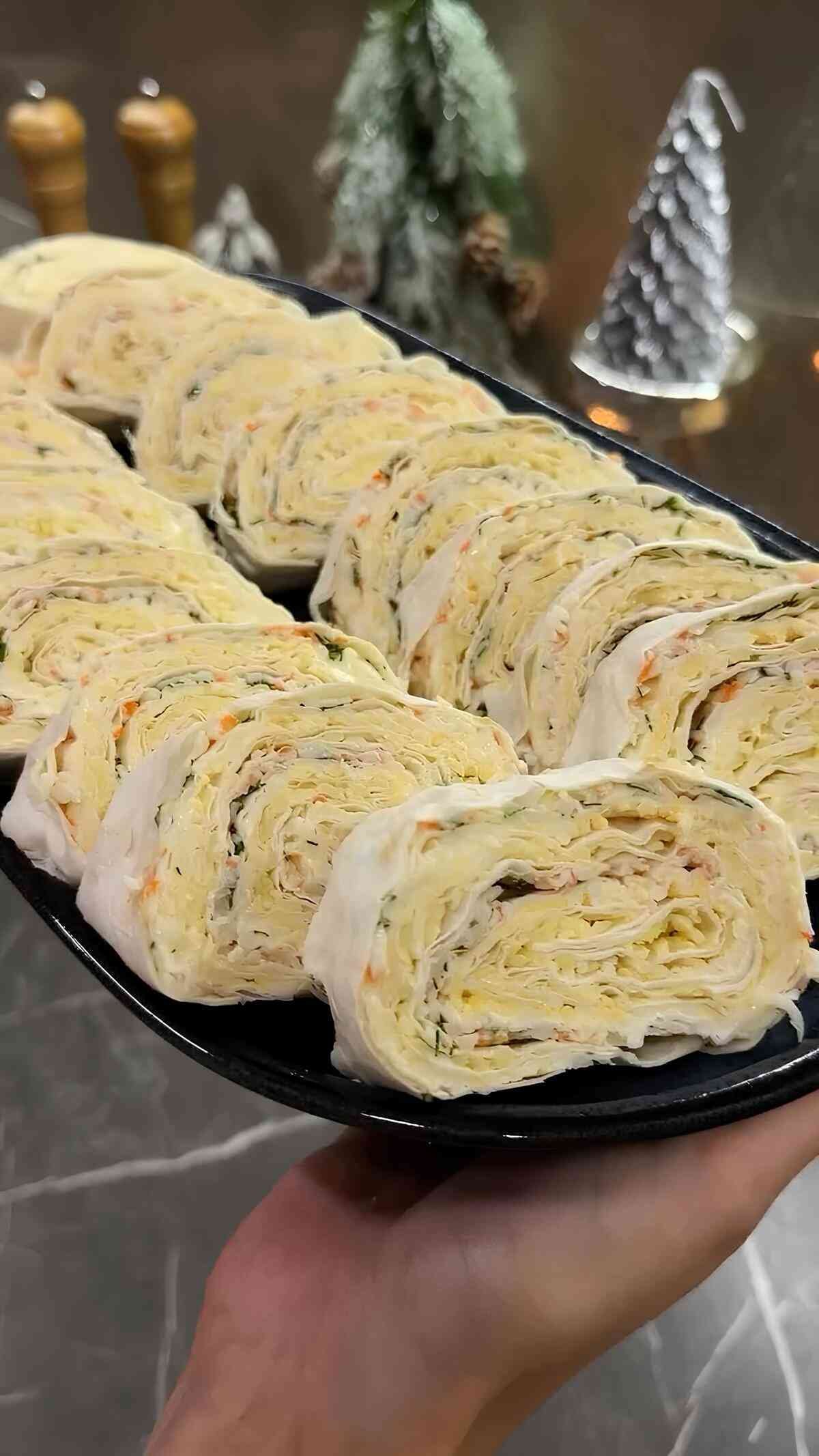 Lavašo suktinukai su krabų lazdelėmis Paruošti lavašo suktinukai su krabų lazdelėmis