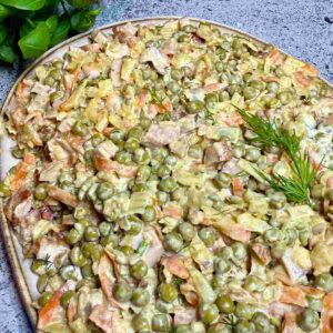 Paruošta vištienos mišrainė su keptomis daržovėmis