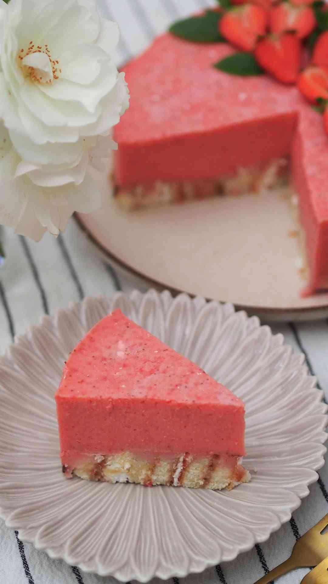 Nekeptas braškinis tortas