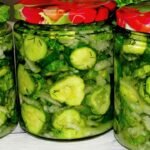 Paruoštos traškios agurkų salotos su krapais žiemai