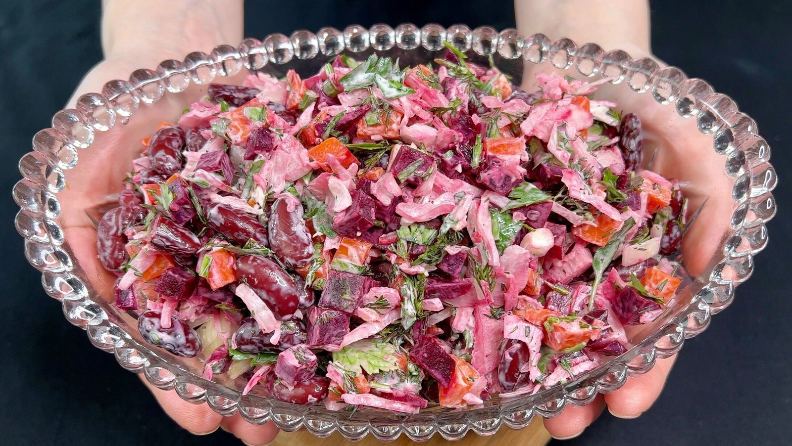 Nuostabi pupelių mišrainė be mėsos ir sūrio – sotu ir stebėtinai skanu! Pupelių mišrainė