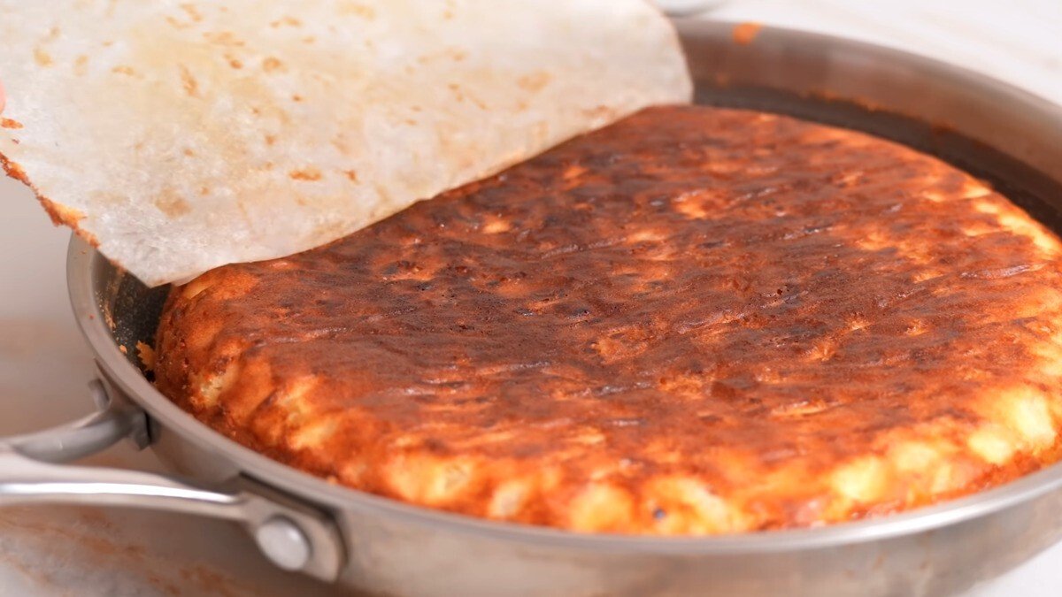 Iškeptas obuolių pyragas keptuvėje